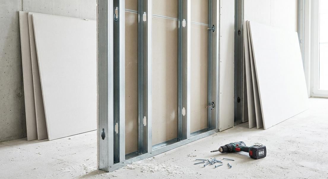 deposer montants metalliques cloison placo