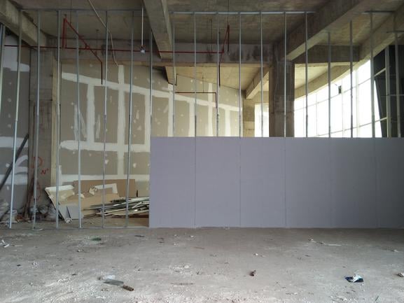 deposer montants metalliques cloison placo