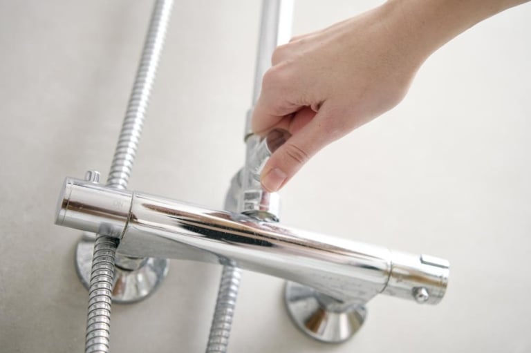 fuite douche identifier cause remplacer mitigeur