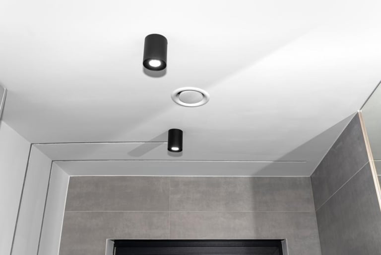 Pourquoi des auréoles apparaissent autour des spots du plafond de salle de bains ?