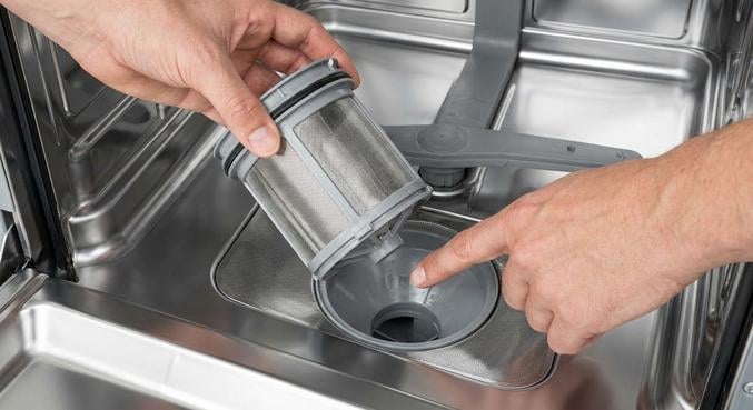 eau stagnante lave vaisselle causes solutions