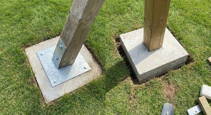 fixer sceller balancoire pelouse securite