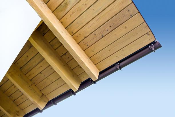 installer gouttiere abri bois recuperer eau pluie