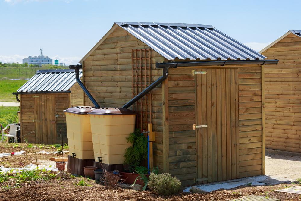 installer gouttiere abri bois recuperer eau pluie
