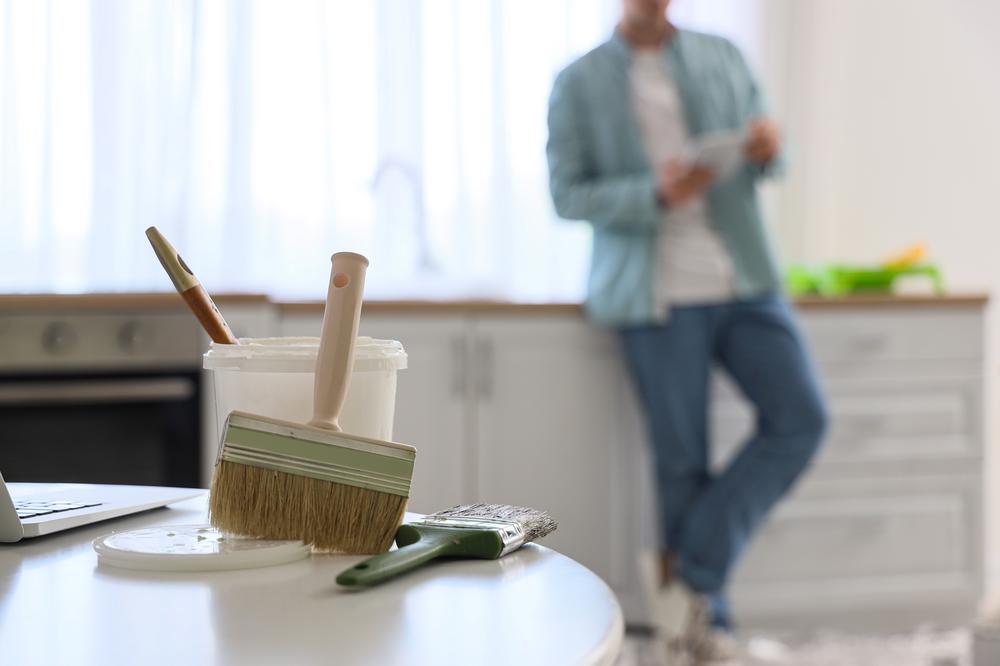 renover cuisine petit budget repeindre meubles credence plan travail
