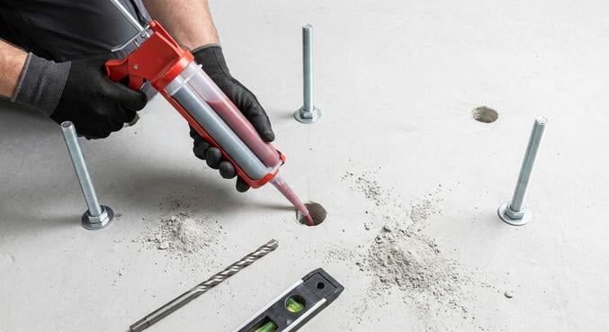 fixer barre traction sac frappe plafond garage