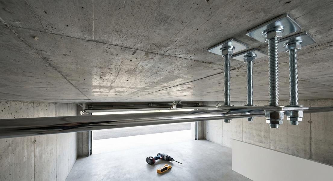fixer barre traction sac frappe plafond garage
