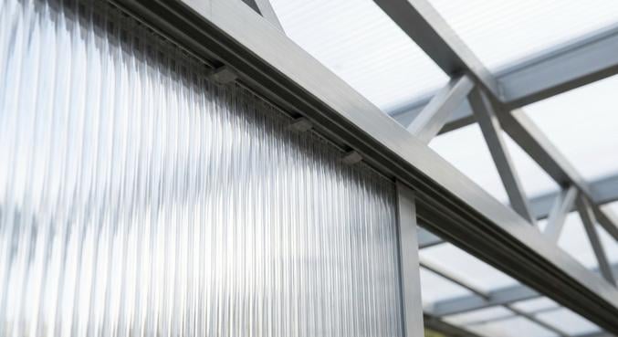 fixer plaques polycarbonate structure metallique veranda